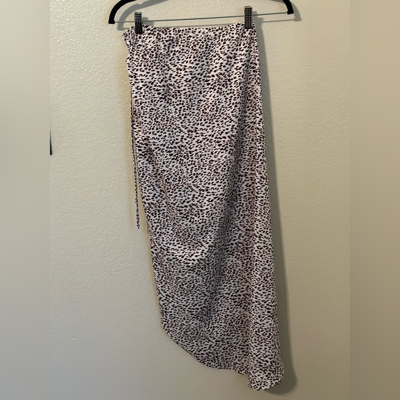 🌵Leopard Print Asymmetrical Skirt with Leg Slit - Picture 3 of 6